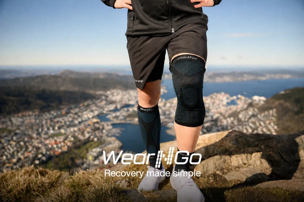 tre Wear'N'Go-produkter brukt sammen på en fjelltur: Ankelstøtte i fjellsko, Leggkompresjons-sleeves rundt leggen, og Knestøtte rundt kneet, fotografert i naturlig dagslys.