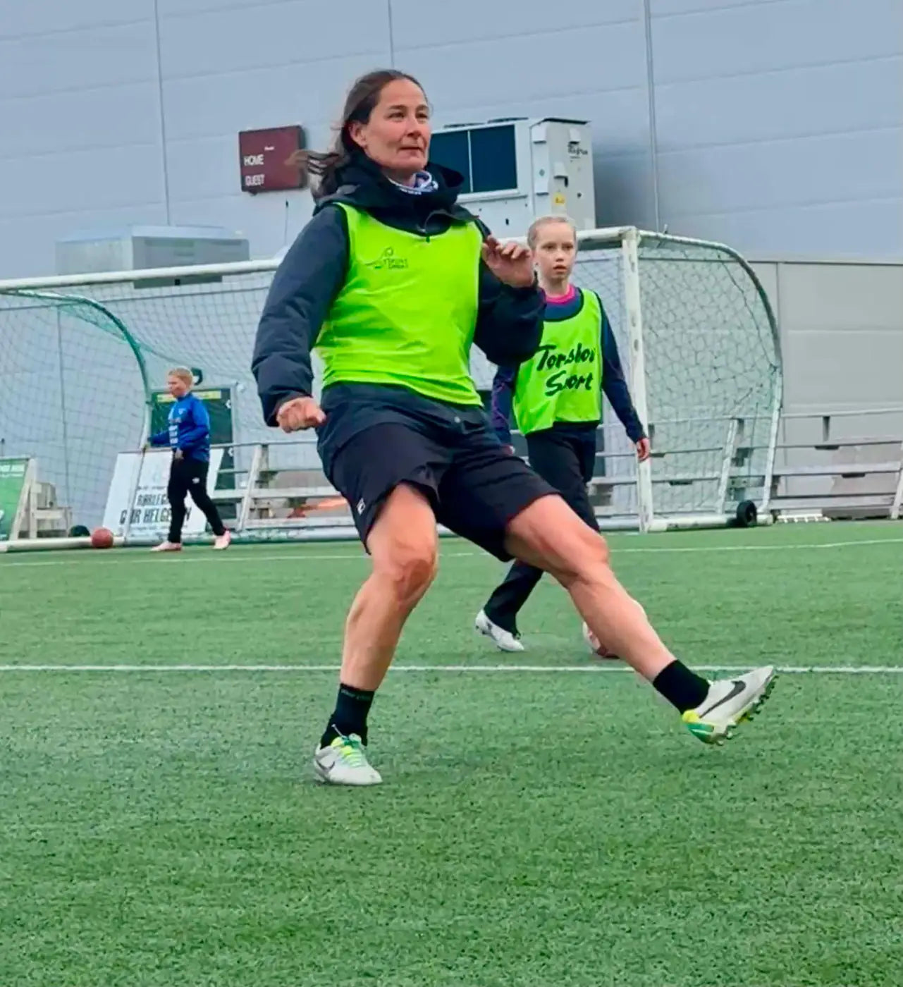 Tidligere toppspiller Reidun Nilsen i aksjon på fotballbanen