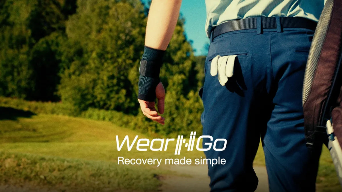 Golfspiller på fairway med Wear'N'Go Håndleddstøtte på håndleddet, for avlastning ved gjentatt belastning