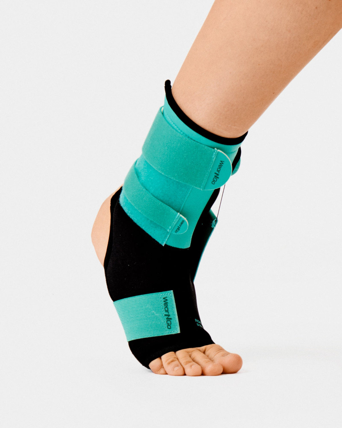 ankle trainer på fot under bevegelse